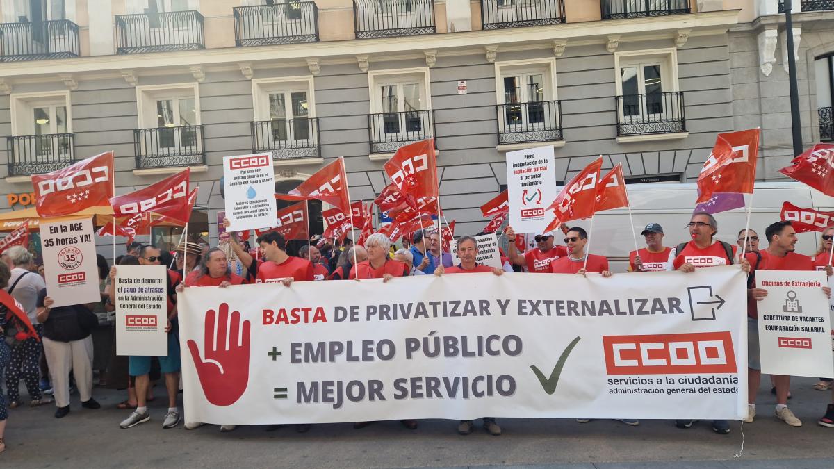 Decenas de trabajadoras y trabajadores públicos en la concentración del 25 de junio de 2025 ante el Ministerio de Hacienda para exigir al Gobierno que cumpla los acuerdos en la Administración General del Estado