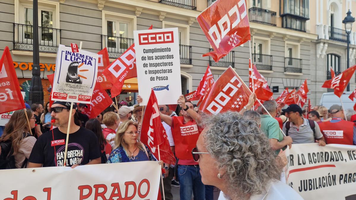 Decenas de trabajadoras y trabajadores públicos en la concentración del 25 de junio de 2025 ante el Ministerio de Hacienda para exigir al Gobierno que cumpla los acuerdos en la Administración General del Estado