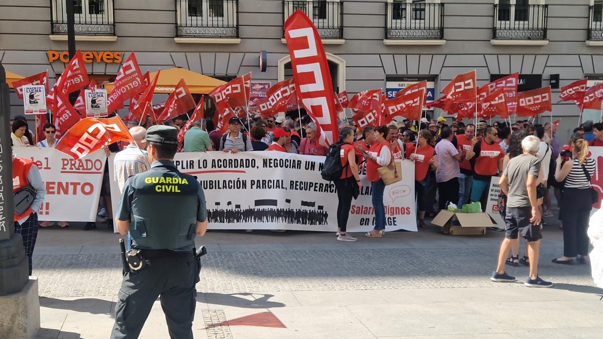 Decenas de trabajadoras y trabajadores públicos en la concentración del 25 de junio de 2025 ante el Ministerio de Hacienda para exigir al Gobierno que cumpla los acuerdos en la Administración General del Estado