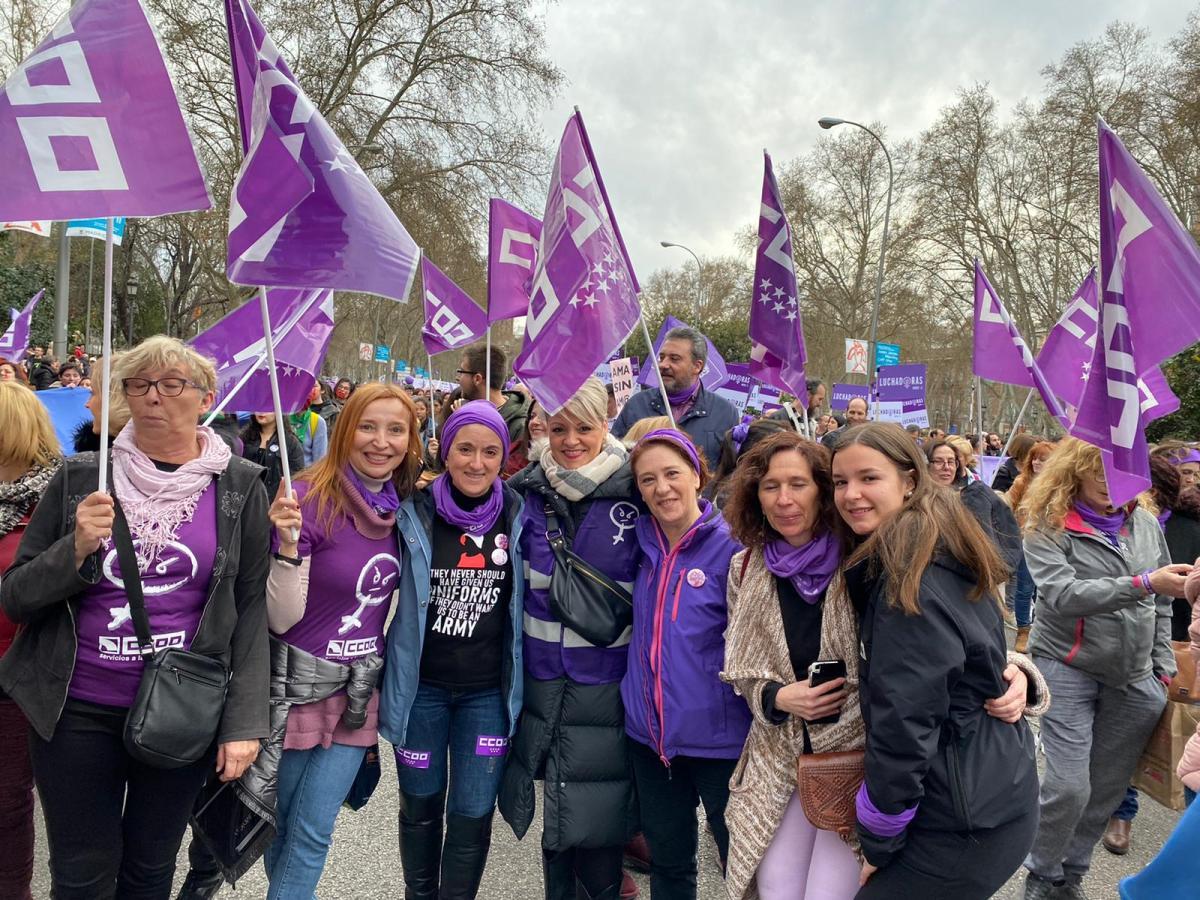 La secretaria de Institucional, Marta Barcenilla, con compañeras del Sector Aéreo, del Sector Ferroviario y del Sector de Medios de Comunicación, en la manifestación del 8M en Madrid
