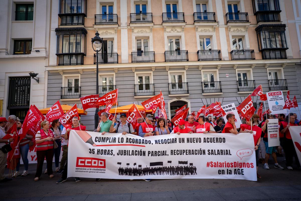 Decenas de trabajadoras y trabajadores públicos en la concentración del 25 de junio de 2025 ante el Ministerio de Hacienda para exigir al Gobierno que cumpla los acuerdos en la Administración General del Estado