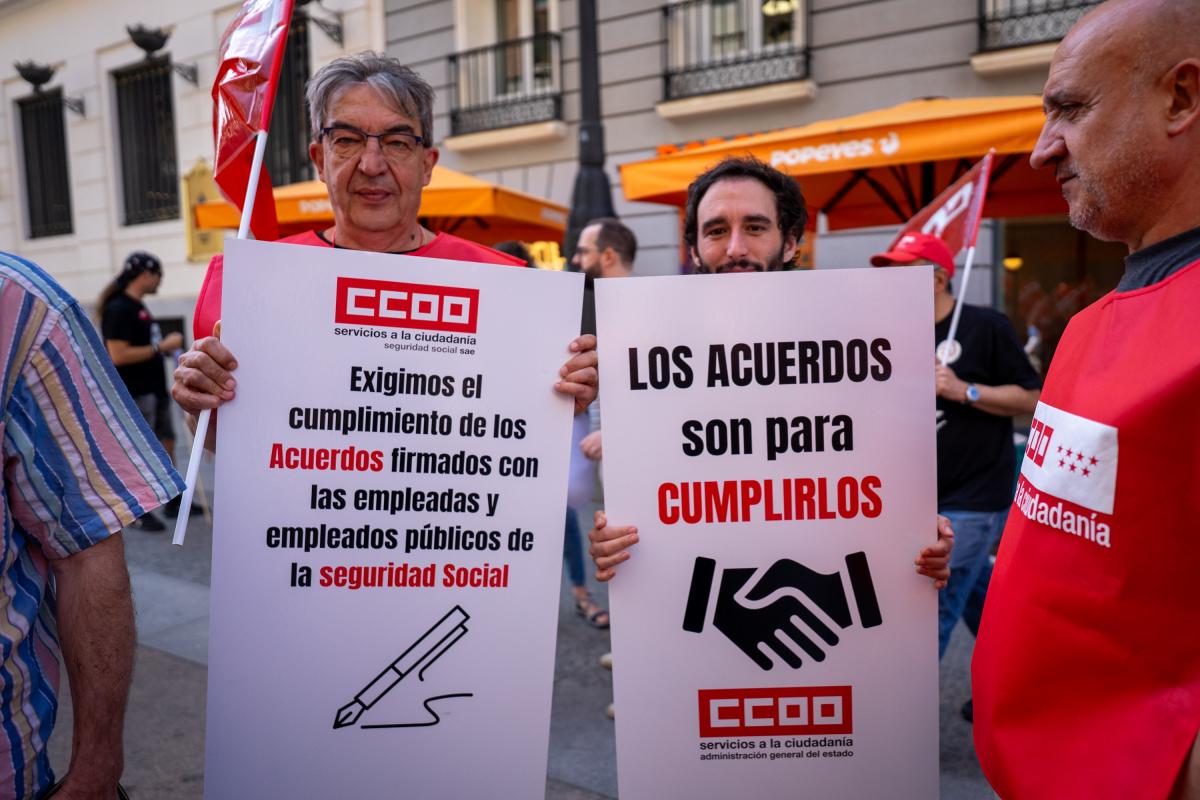 Decenas de trabajadoras y trabajadores públicos en la concentración del 25 de junio de 2025 ante el Ministerio de Hacienda para exigir al Gobierno que cumpla los acuerdos en la Administración General del Estado