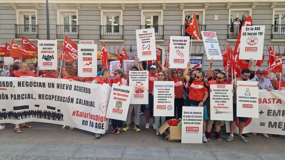 Decenas de trabajadoras y trabajadores públicos en la concentración del 25 de junio de 2025 ante el Ministerio de Hacienda para exigir al Gobierno que cumpla los acuerdos en la Administración General del Estado