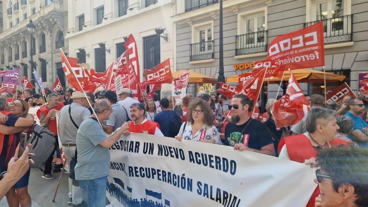 Decenas de trabajadoras y trabajadores públicos en la concentración del 25 de junio de 2025 ante el Ministerio de Hacienda para exigir al Gobierno que cumpla los acuerdos en la Administración General del Estado