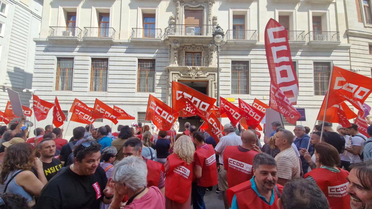 Decenas de trabajadoras y trabajadores públicos en la concentración del 25 de junio de 2025 ante el Ministerio de Hacienda para exigir al Gobierno que cumpla los acuerdos en la Administración General del Estado