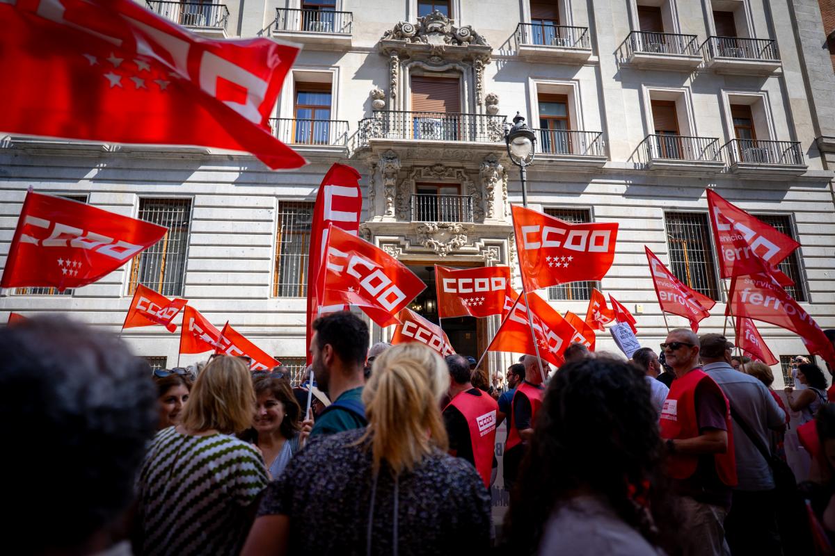 Decenas de trabajadoras y trabajadores públicos en la concentración del 25 de junio de 2025 ante el Ministerio de Hacienda para exigir al Gobierno que cumpla los acuerdos en la Administración General del Estado