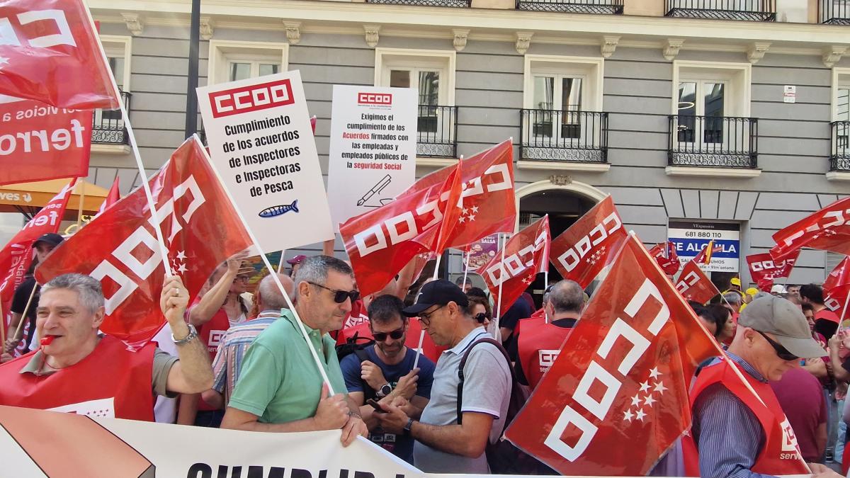 Decenas de trabajadoras y trabajadores públicos en la concentración del 25 de junio de 2025 ante el Ministerio de Hacienda para exigir al Gobierno que cumpla los acuerdos en la Administración General del Estado
