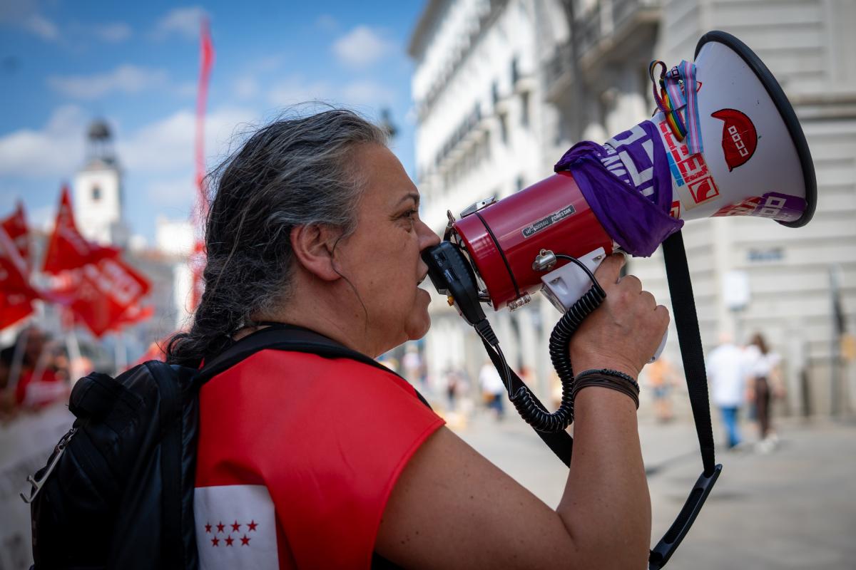 Decenas de trabajadoras y trabajadores públicos en la concentración del 25 de junio de 2025 ante el Ministerio de Hacienda para exigir al Gobierno que cumpla los acuerdos en la Administración General del Estado