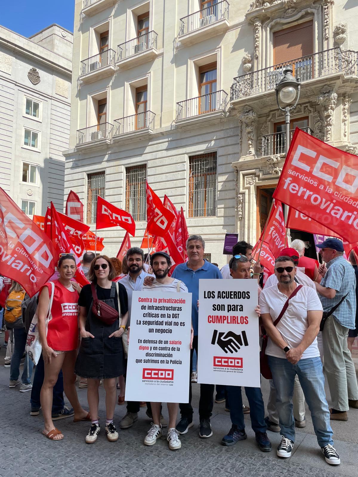 Decenas de trabajadoras y trabajadores públicos en la concentración del 25 de junio de 2025 ante el Ministerio de Hacienda para exigir al Gobierno que cumpla los acuerdos en la Administración General del Estado