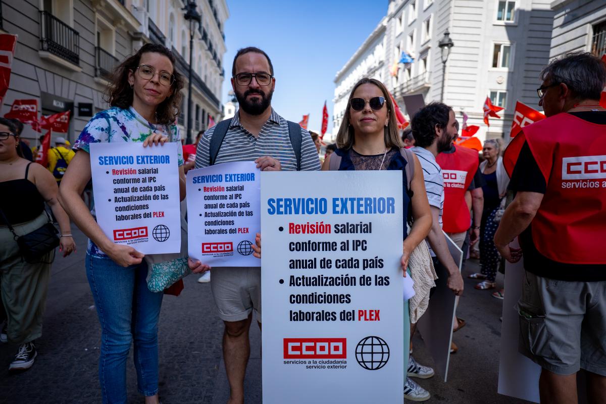 Decenas de trabajadoras y trabajadores públicos en la concentración del 25 de junio de 2025 ante el Ministerio de Hacienda para exigir al Gobierno que cumpla los acuerdos en la Administración General del Estado