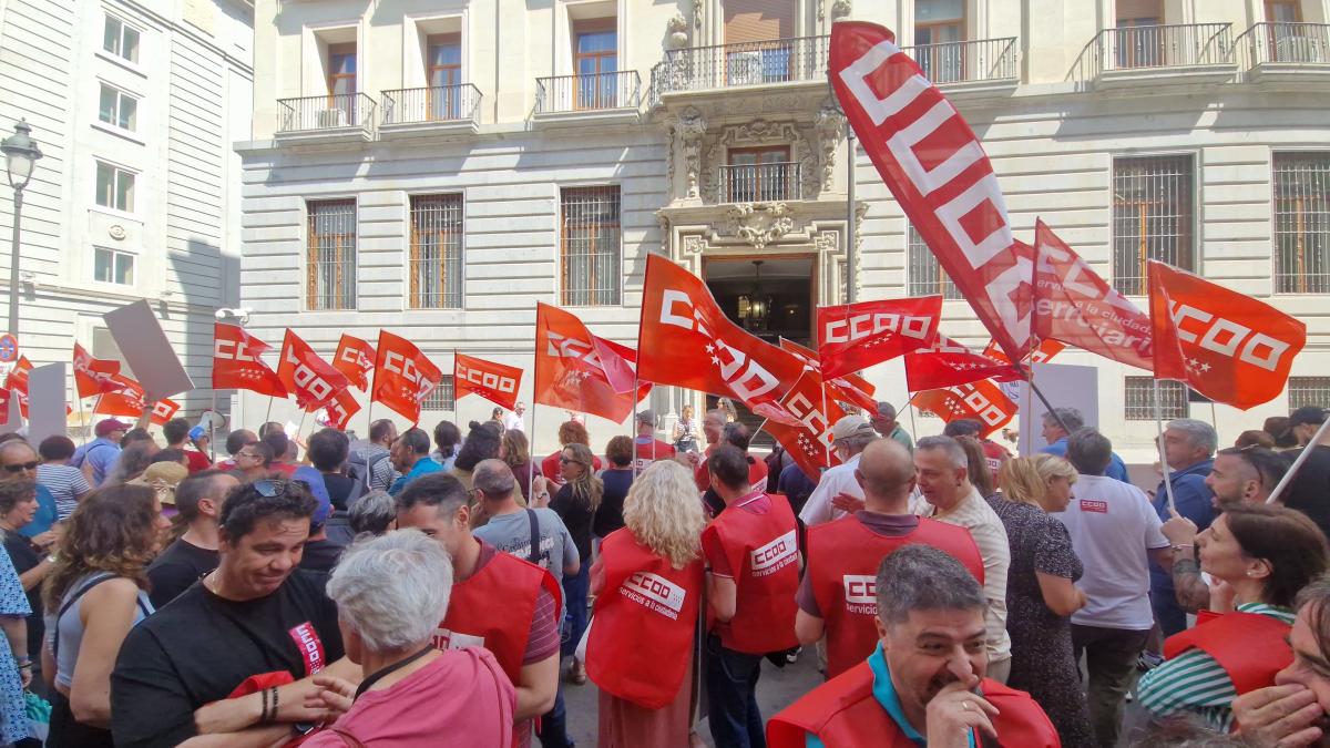 Decenas de trabajadoras y trabajadores públicos en la concentración del 25 de junio de 2025 ante el Ministerio de Hacienda para exigir al Gobierno que cumpla los acuerdos en la Administración General del Estado