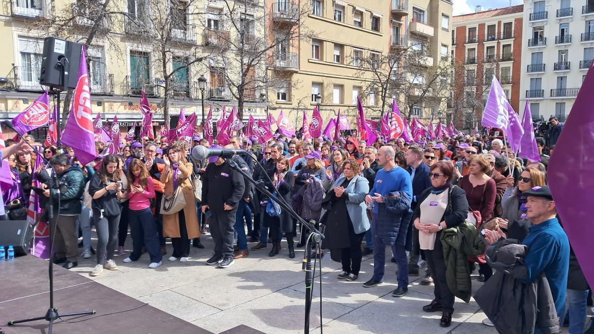 Concentración 8M en la Plaza del museo Reina Sofía de Madrid