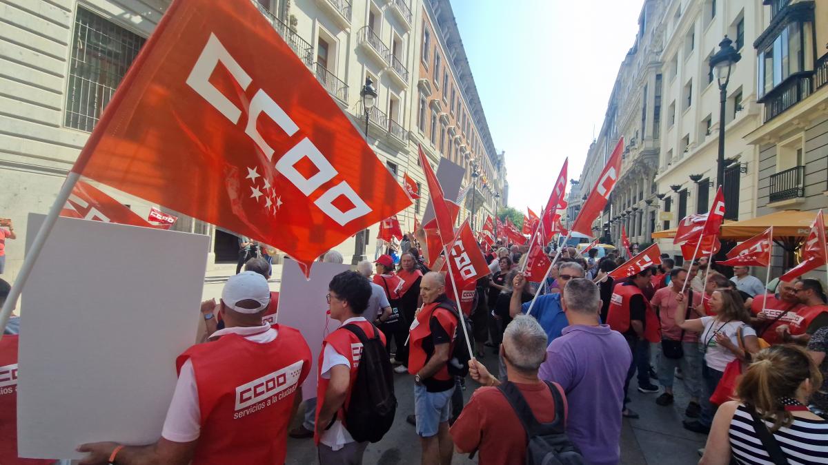 Decenas de trabajadoras y trabajadores públicos en la concentración del 25 de junio de 2025 ante el Ministerio de Hacienda para exigir al Gobierno que cumpla los acuerdos en la Administración General del Estado