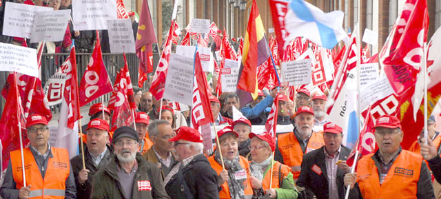 Concentración de pensionistas ante el Ministerio de Empleo "Por unas pensiones dignas" (abril)