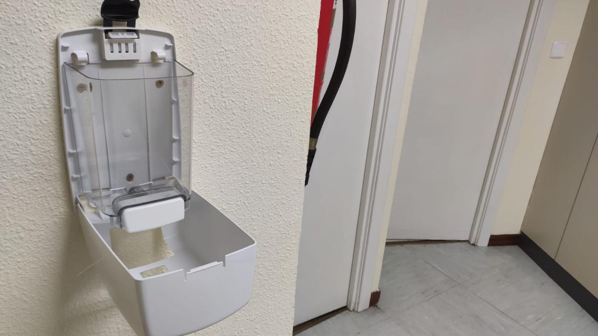 Dispensador de gel desinfectante en un centro de trabajo de la AGE