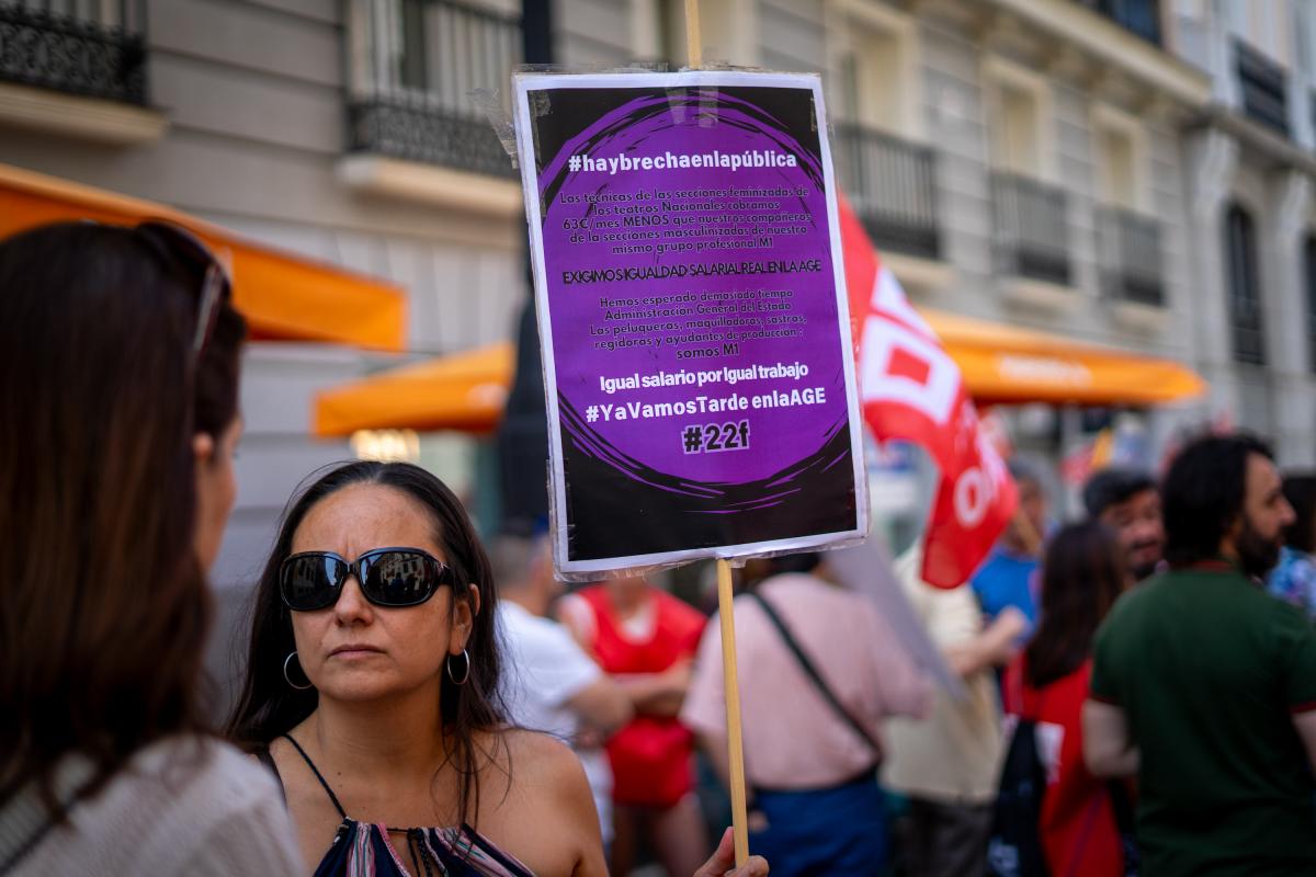 Decenas de trabajadoras y trabajadores públicos en la concentración del 25 de junio de 2025 ante el Ministerio de Hacienda para exigir al Gobierno que cumpla los acuerdos en la Administración General del Estado