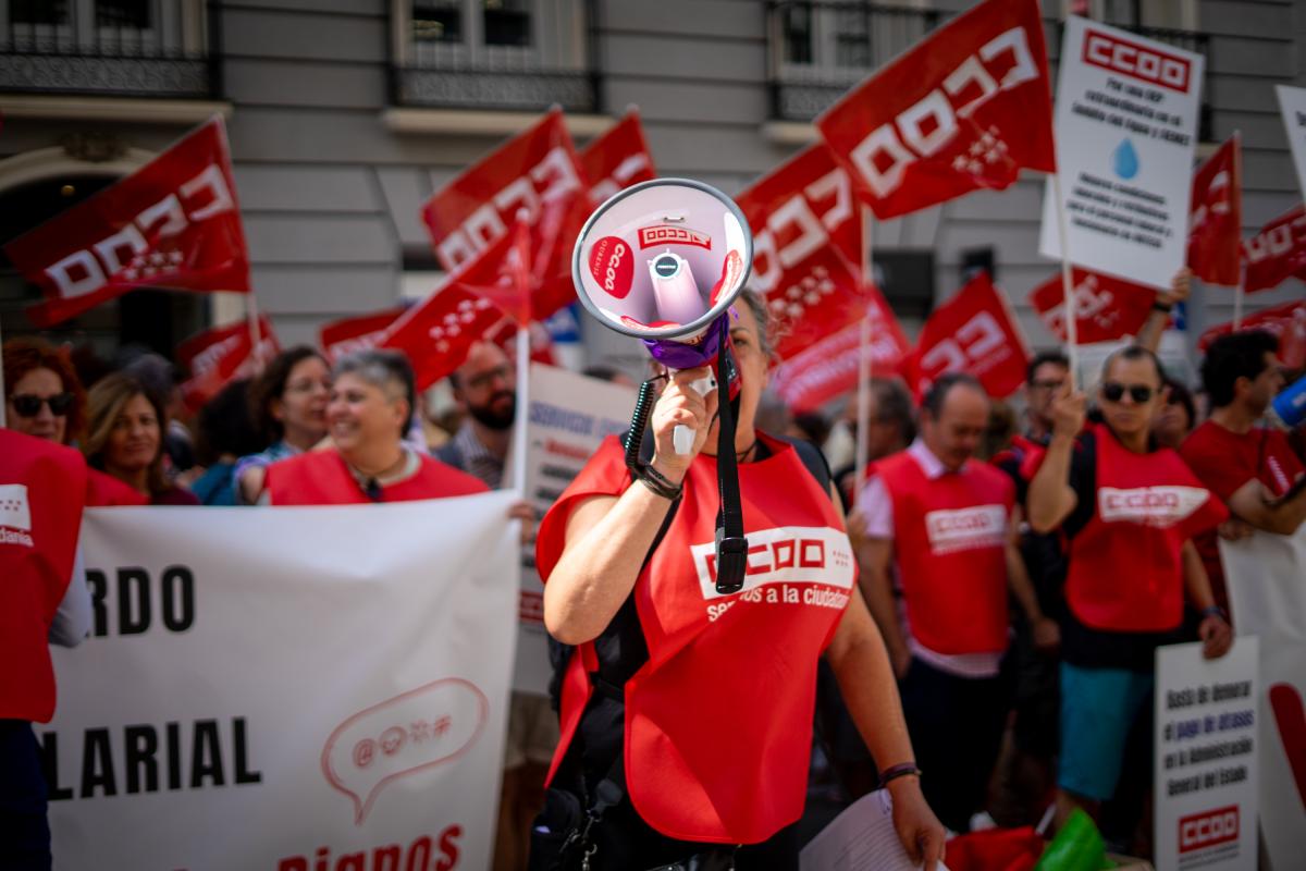 Decenas de trabajadoras y trabajadores públicos en la concentración del 25 de junio de 2025 ante el Ministerio de Hacienda para exigir al Gobierno que cumpla los acuerdos en la Administración General del Estado