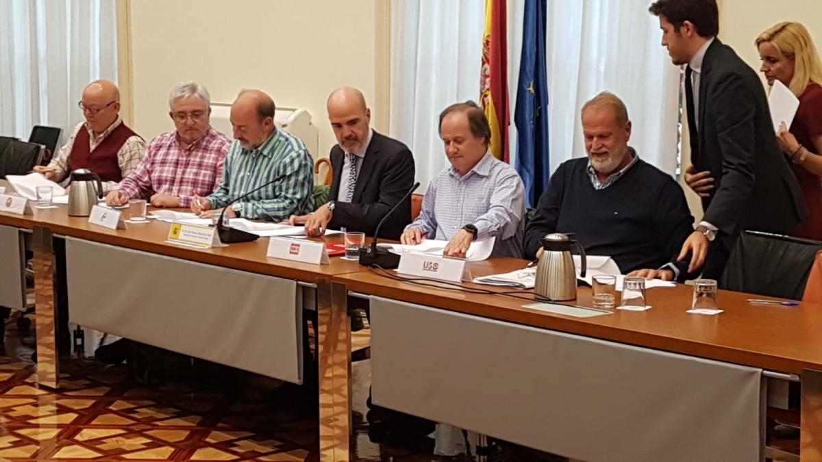 El secretario de Estado de Función Pública, José Antonio Benedicto, y los representantes de los sindicatos