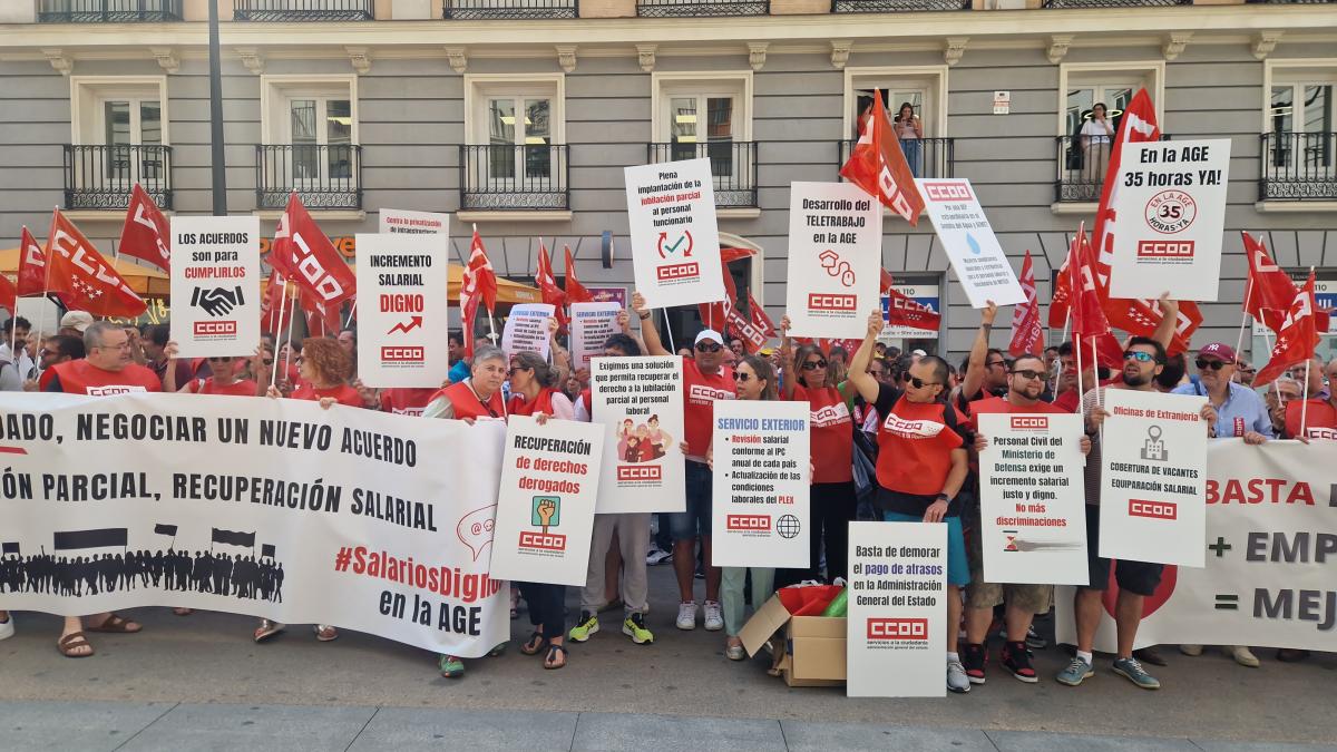 Decenas de trabajadoras y trabajadores públicos en la concentración del 25 de junio de 2025 ante el Ministerio de Hacienda para exigir al Gobierno que cumpla los acuerdos en la Administración General del Estado