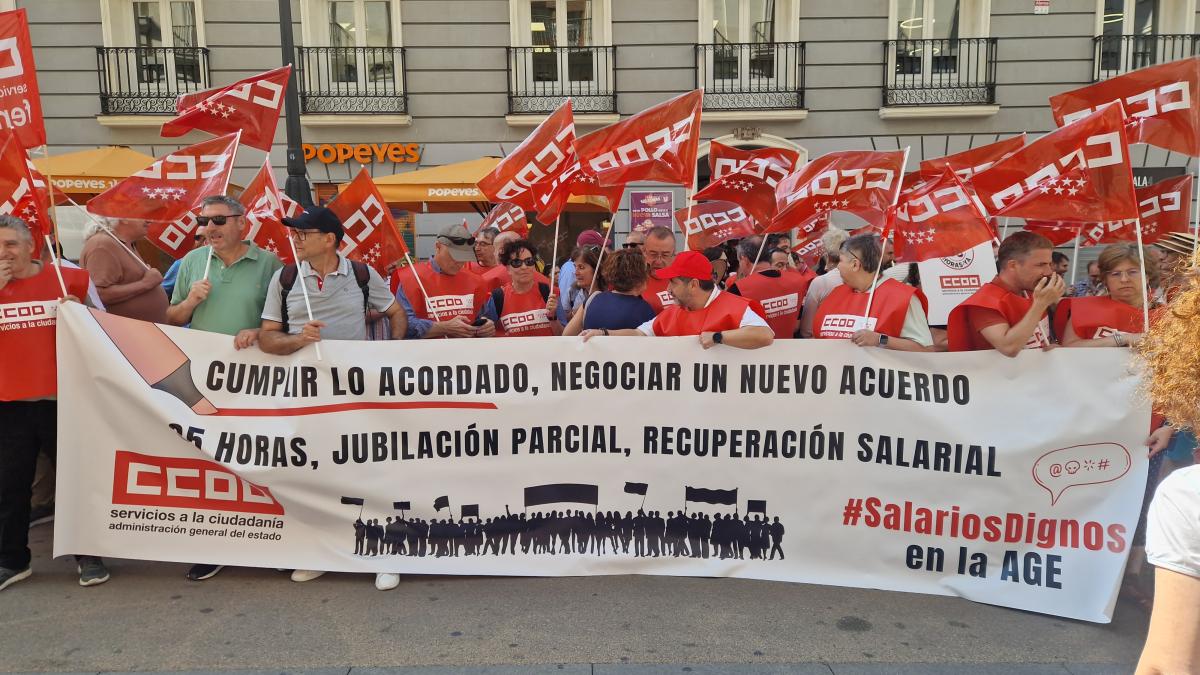 Decenas de trabajadoras y trabajadores públicos en la concentración del 25 de junio de 2025 ante el Ministerio de Hacienda para exigir al Gobierno que cumpla los acuerdos en la Administración General del Estado