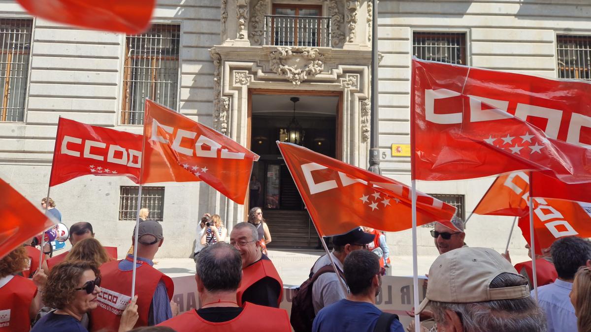 Decenas de trabajadoras y trabajadores públicos en la concentración del 25 de junio de 2025 ante el Ministerio de Hacienda para exigir al Gobierno que cumpla los acuerdos en la Administración General del Estado