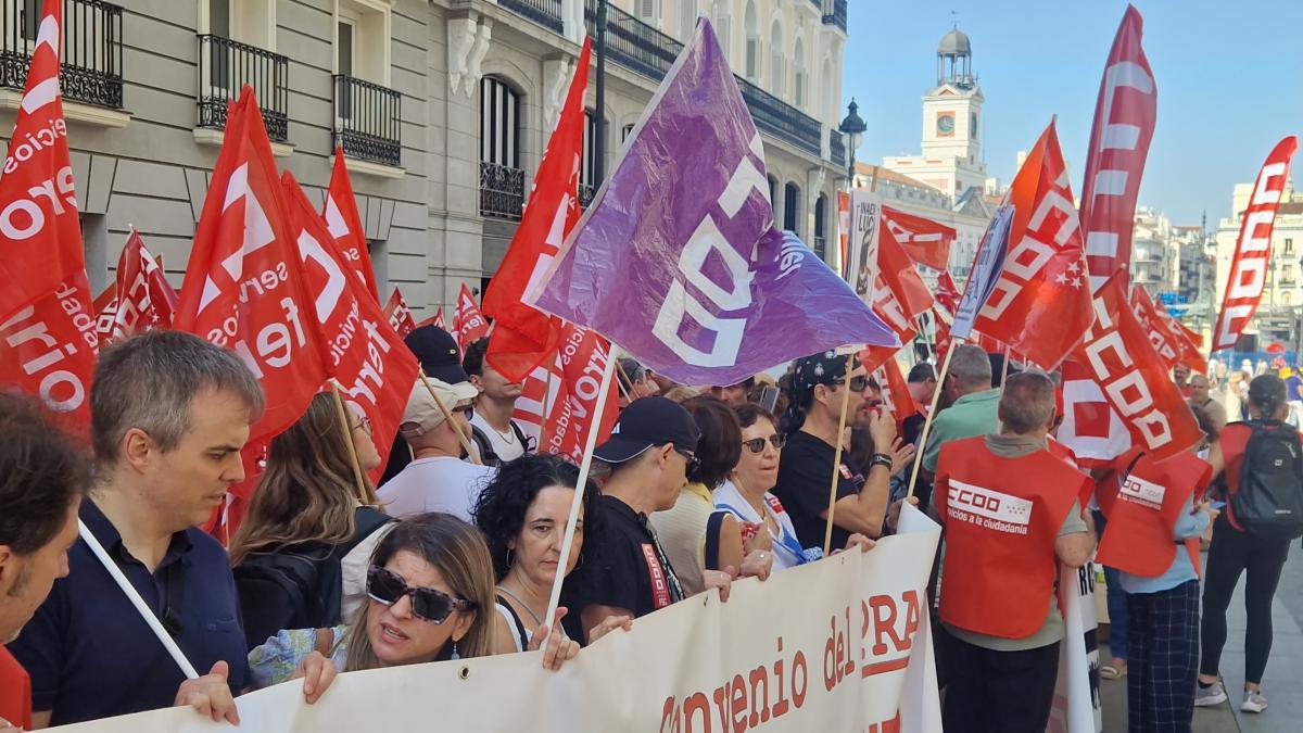 Decenas de trabajadoras y trabajadores públicos en la concentración del 25 de junio de 2025 ante el Ministerio de Hacienda para exigir al Gobierno que cumpla los acuerdos en la Administración General del Estado