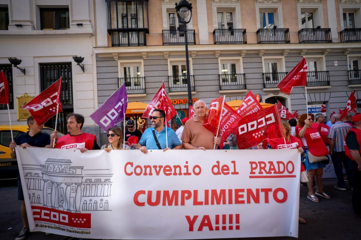 Decenas de trabajadoras y trabajadores públicos en la concentración del 25 de junio de 2025 ante el Ministerio de Hacienda para exigir al Gobierno que cumpla los acuerdos en la Administración General del Estado