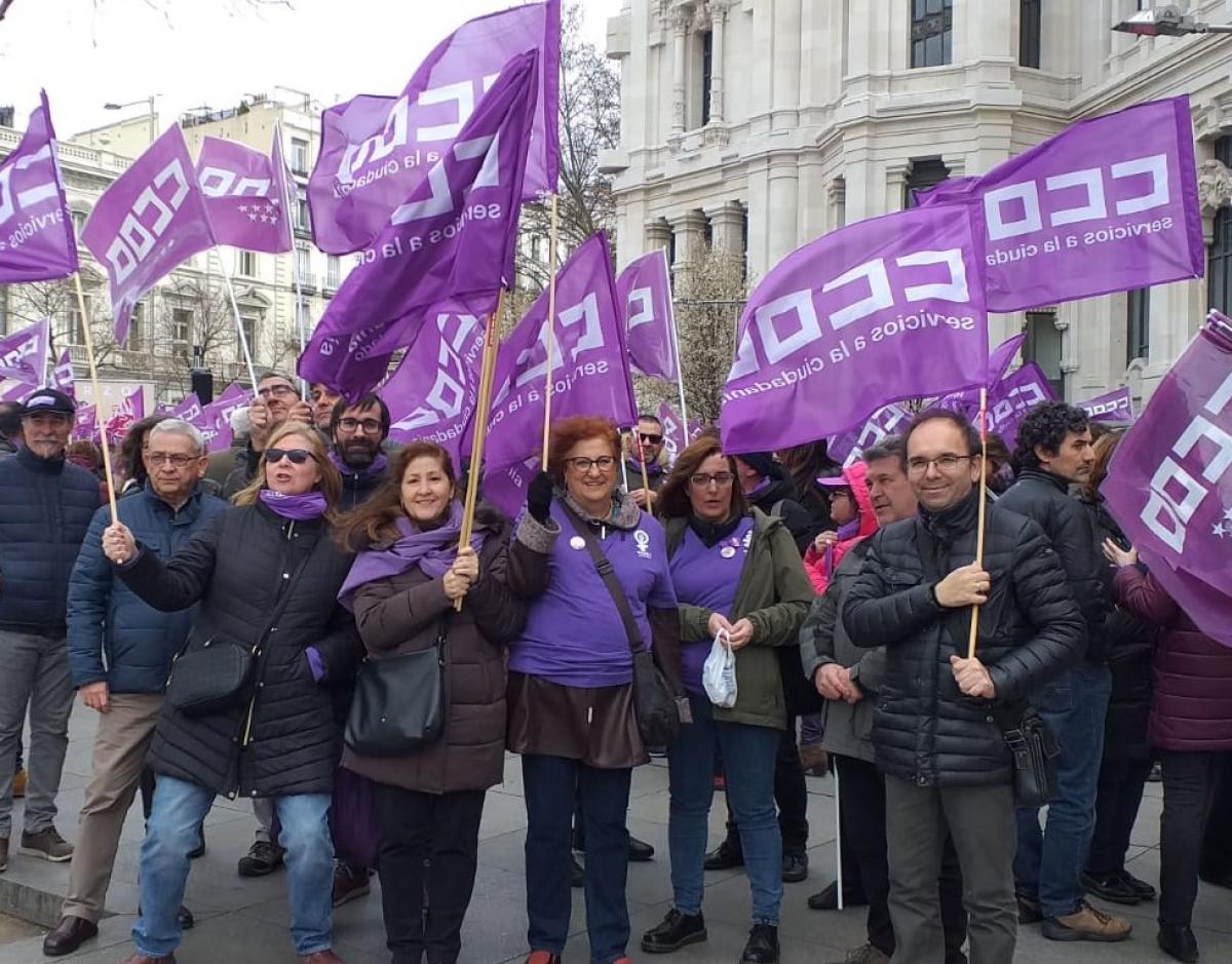 Concentración de compañeras y compañeros del sector AGE de CCOO
