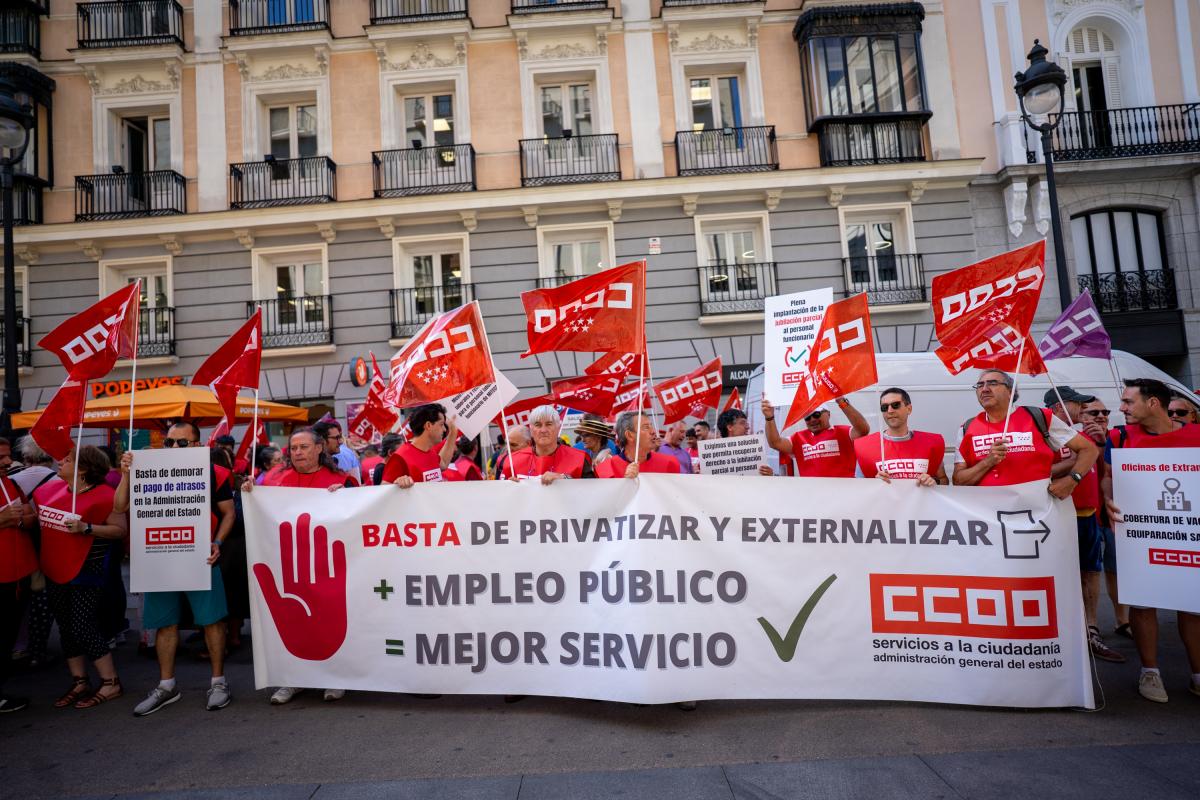 Decenas de trabajadoras y trabajadores públicos en la concentración del 25 de junio de 2025 ante el Ministerio de Hacienda para exigir al Gobierno que cumpla los acuerdos en la Administración General del Estado