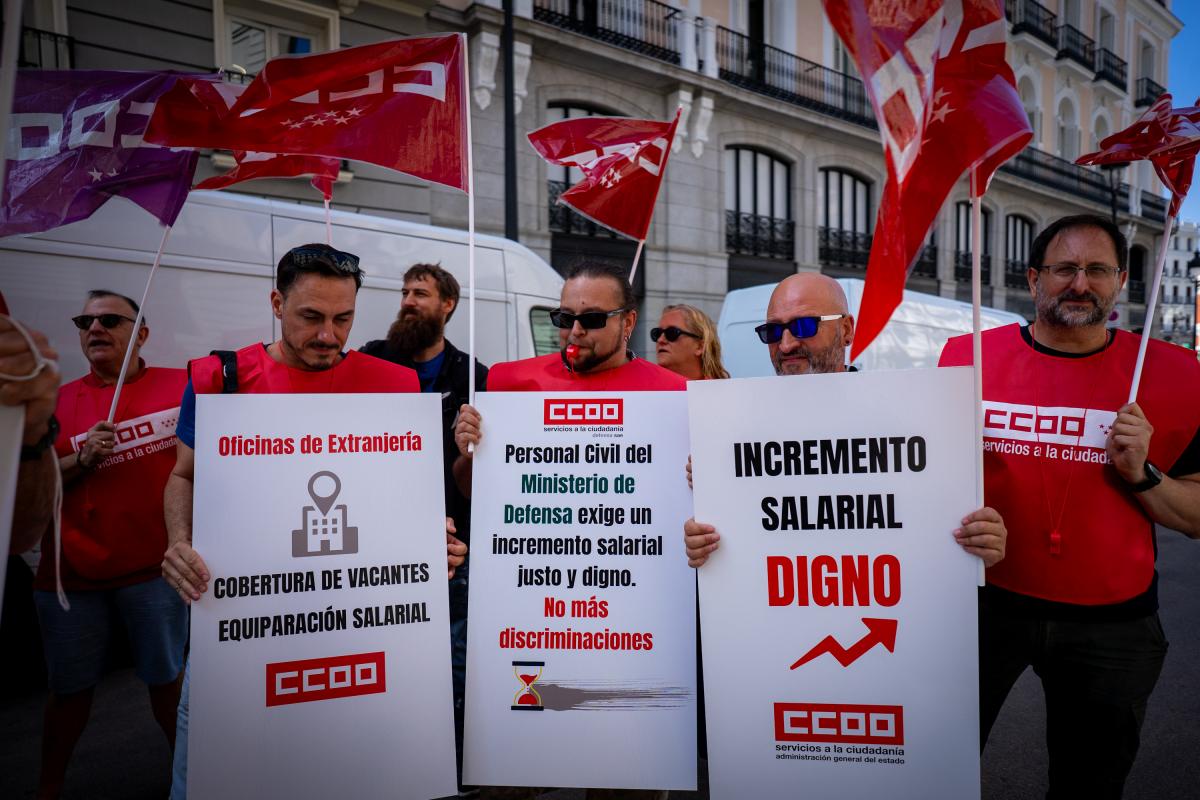 Decenas de trabajadoras y trabajadores públicos en la concentración del 25 de junio de 2025 ante el Ministerio de Hacienda para exigir al Gobierno que cumpla los acuerdos en la Administración General del Estado