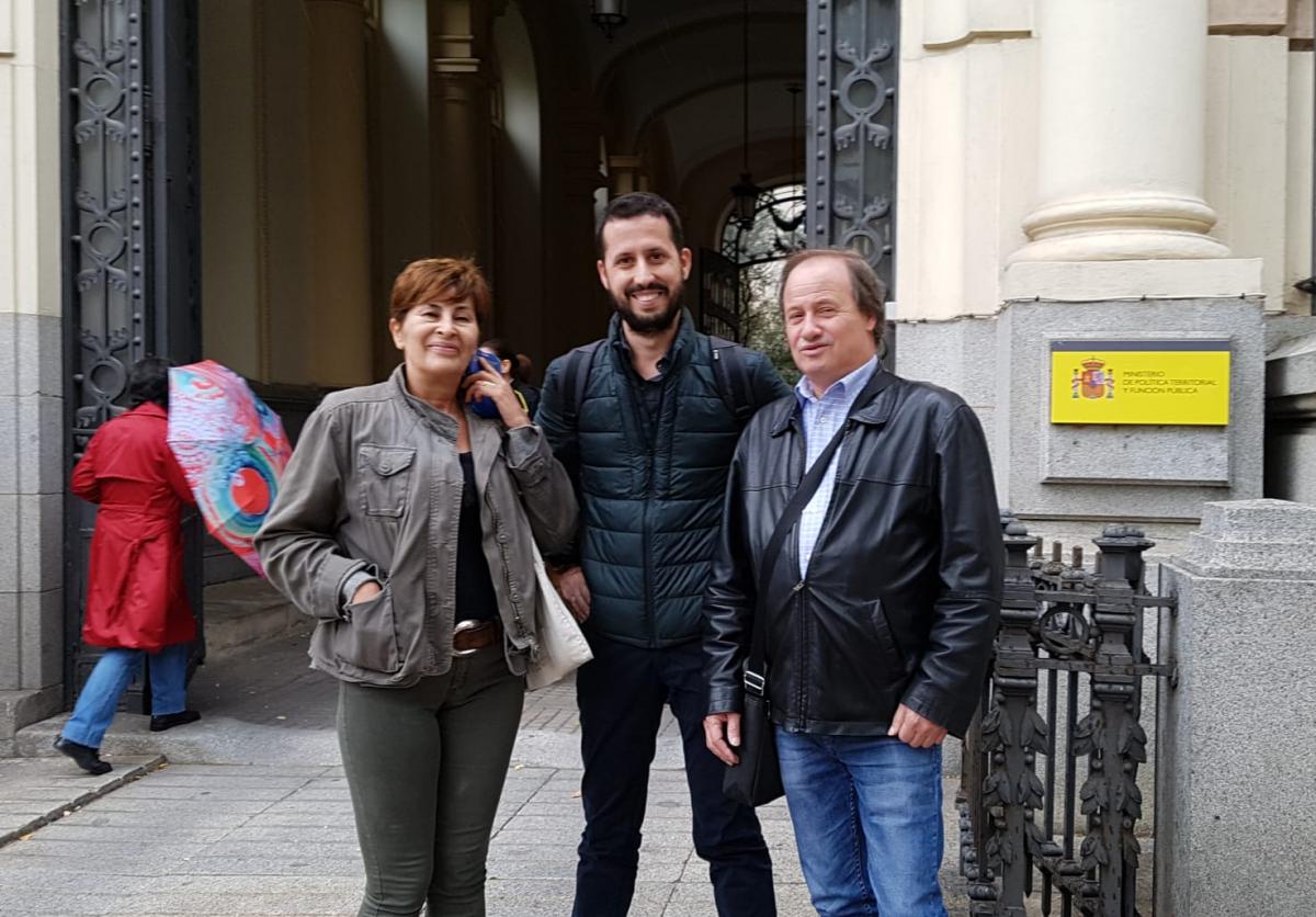 Integrantes de CCOO momentos antes de la entrada a la reunión