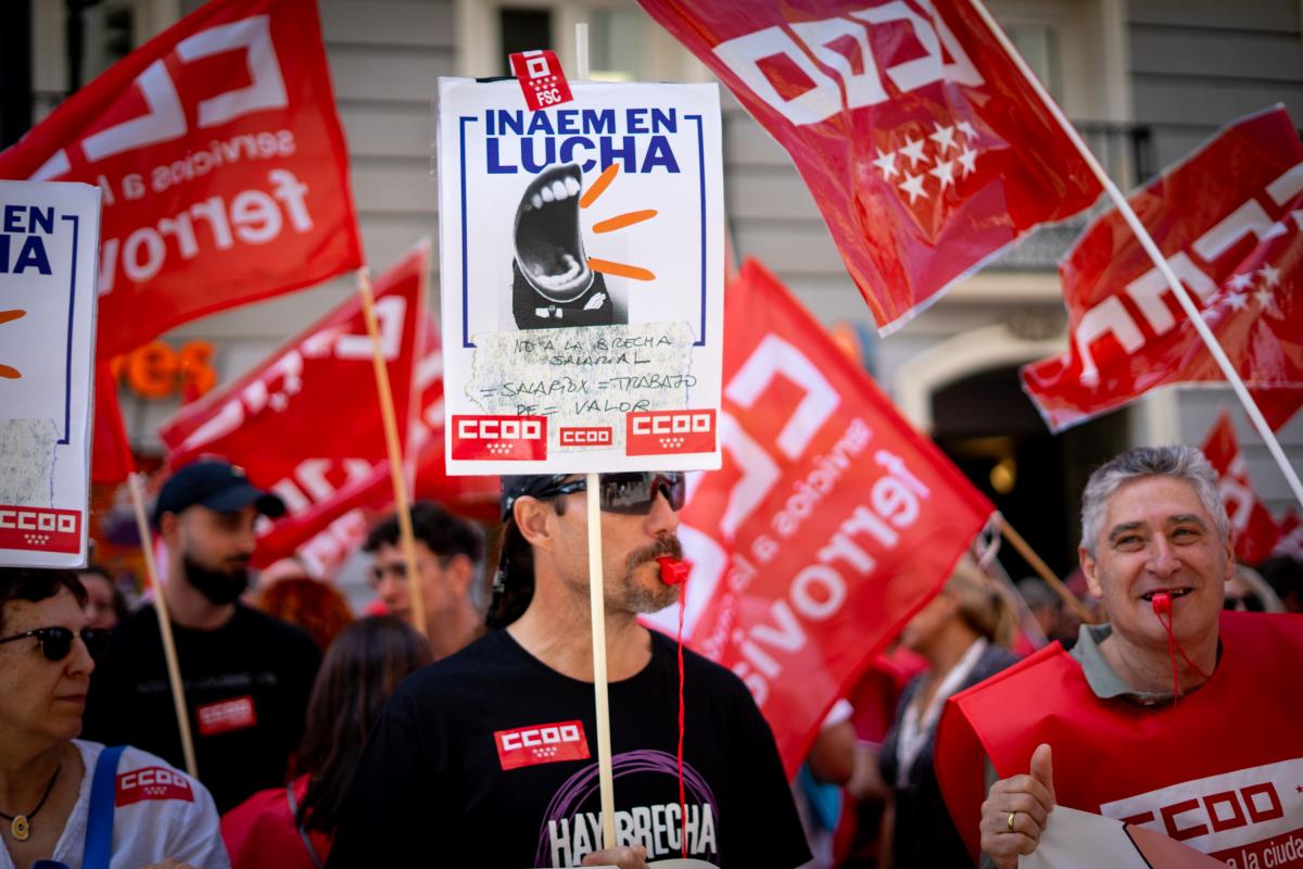 Decenas de trabajadoras y trabajadores públicos en la concentración del 25 de junio de 2025 ante el Ministerio de Hacienda para exigir al Gobierno que cumpla los acuerdos en la Administración General del Estado