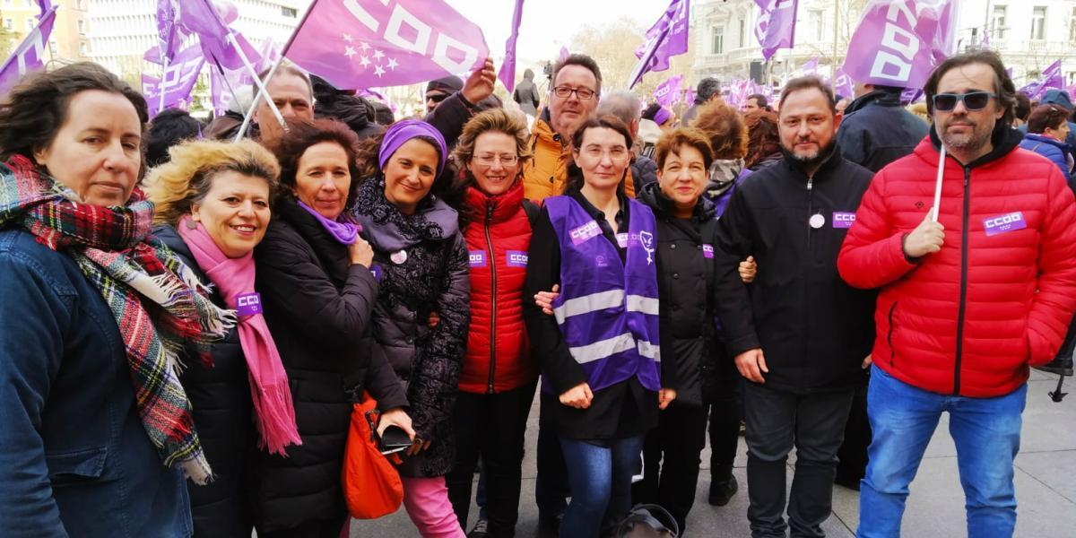 Representación de la Ejecutiva Federal de FSC-CCOO, junta a mujeres del Sector de Medios, en la concentración previa al 8M en Madrid