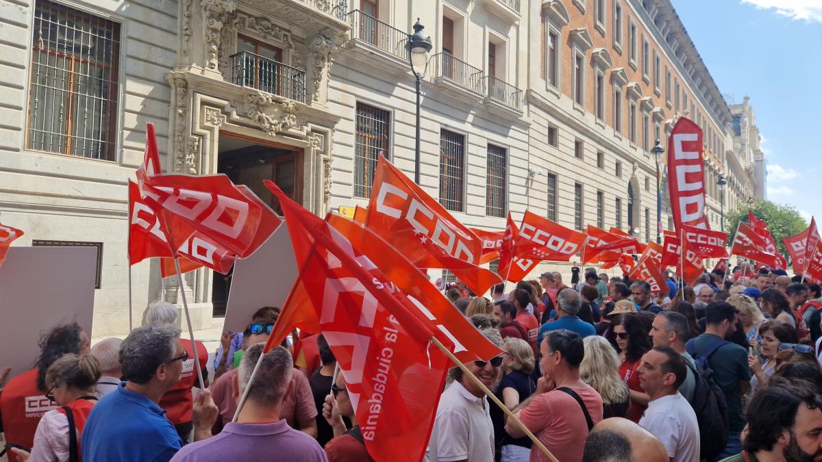 Decenas de trabajadoras y trabajadores públicos en la concentración del 25 de junio de 2025 ante el Ministerio de Hacienda para exigir al Gobierno que cumpla los acuerdos en la Administración General del Estado