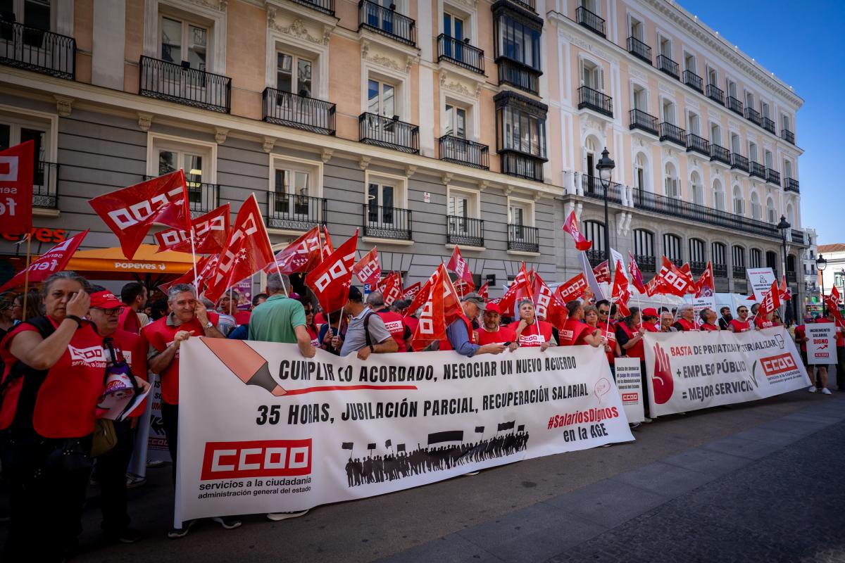 Decenas de trabajadoras y trabajadores públicos en la concentración del 25 de junio de 2025 ante el Ministerio de Hacienda para exigir al Gobierno que cumpla los acuerdos en la Administración General del Estado