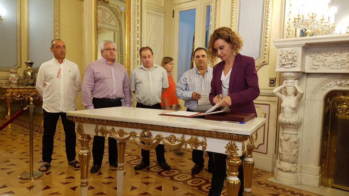Meritxell Batet en la firma de los acuerdos