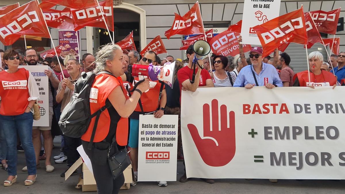 Decenas de trabajadoras y trabajadores públicos en la concentración del 25 de junio de 2025 ante el Ministerio de Hacienda para exigir al Gobierno que cumpla los acuerdos en la Administración General del Estado