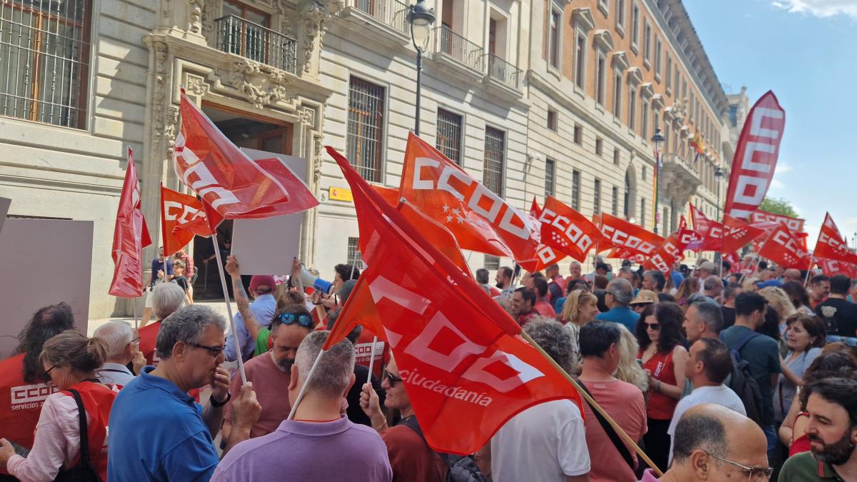 Decenas de trabajadoras y trabajadores públicos en la concentración del 25 de junio de 2025 ante el Ministerio de Hacienda para exigir al Gobierno que cumpla los acuerdos en la Administración General del Estado