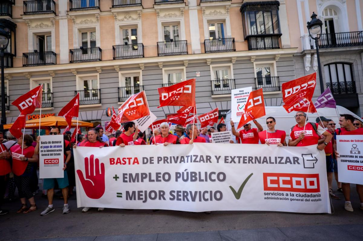 Decenas de trabajadoras y trabajadores públicos en la concentración del 25 de junio de 2025 ante el Ministerio de Hacienda para exigir al Gobierno que cumpla los acuerdos en la Administración General del Estado