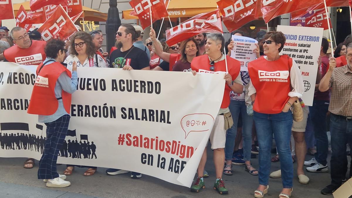 Decenas de trabajadoras y trabajadores públicos en la concentración del 25 de junio de 2025 ante el Ministerio de Hacienda para exigir al Gobierno que cumpla los acuerdos en la Administración General del Estado