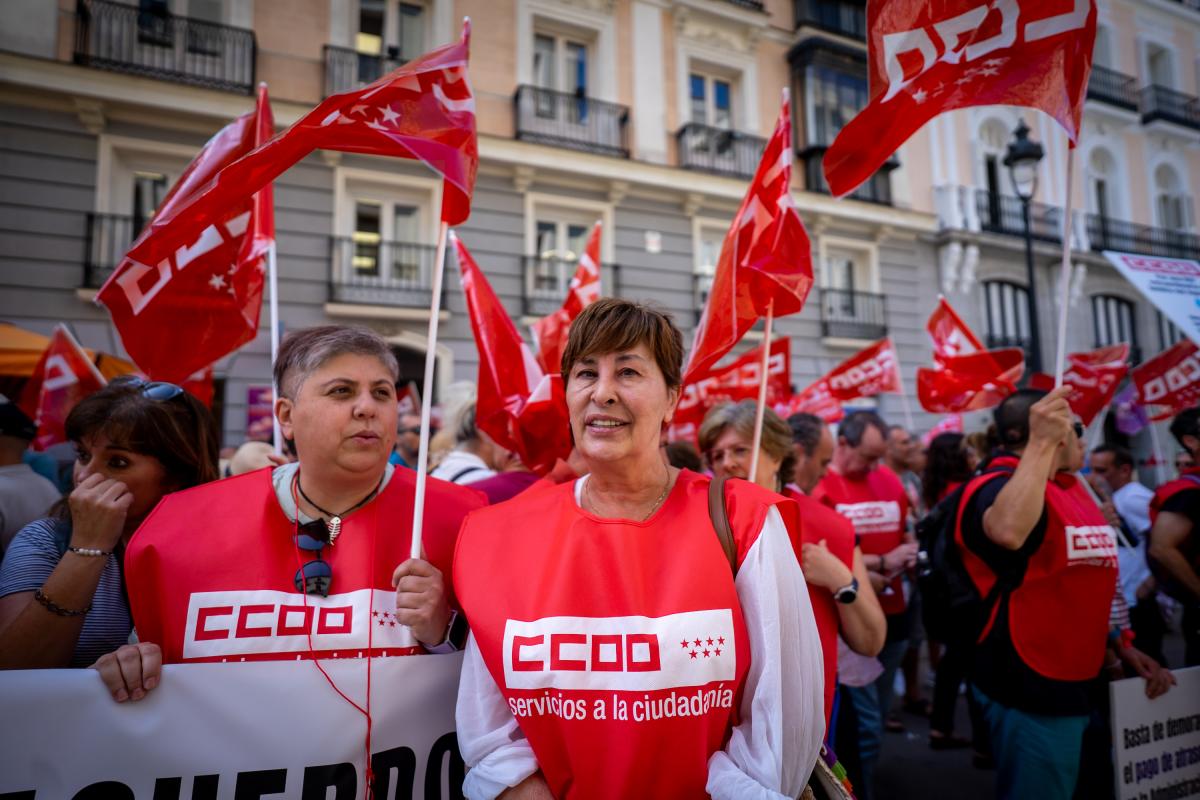 Decenas de trabajadoras y trabajadores públicos en la concentración del 25 de junio de 2025 ante el Ministerio de Hacienda para exigir al Gobierno que cumpla los acuerdos en la Administración General del Estado