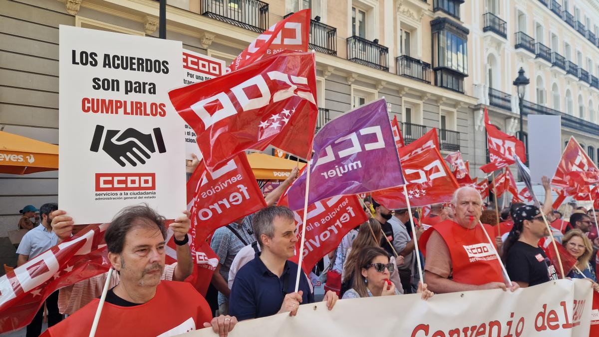 Decenas de trabajadoras y trabajadores públicos en la concentración del 25 de junio de 2025 ante el Ministerio de Hacienda para exigir al Gobierno que cumpla los acuerdos en la Administración General del Estado