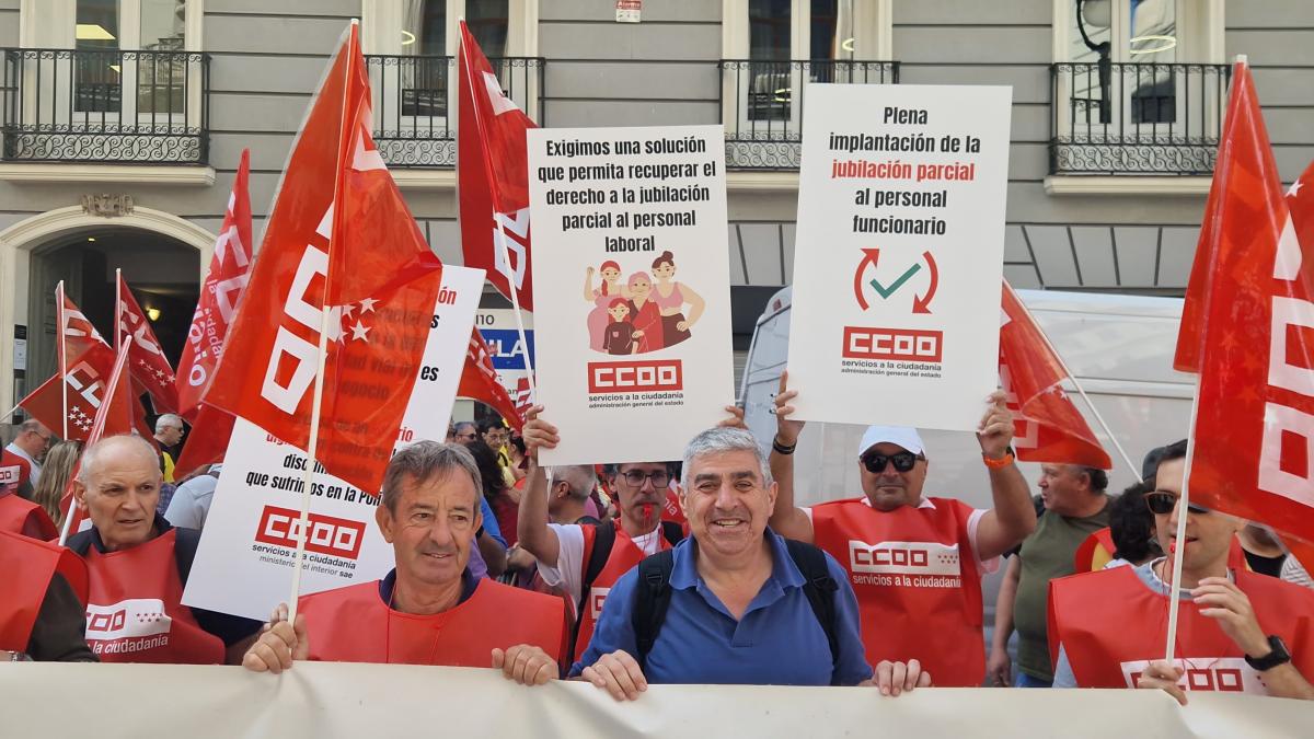 Decenas de trabajadoras y trabajadores públicos en la concentración del 25 de junio de 2025 ante el Ministerio de Hacienda para exigir al Gobierno que cumpla los acuerdos en la Administración General del Estado