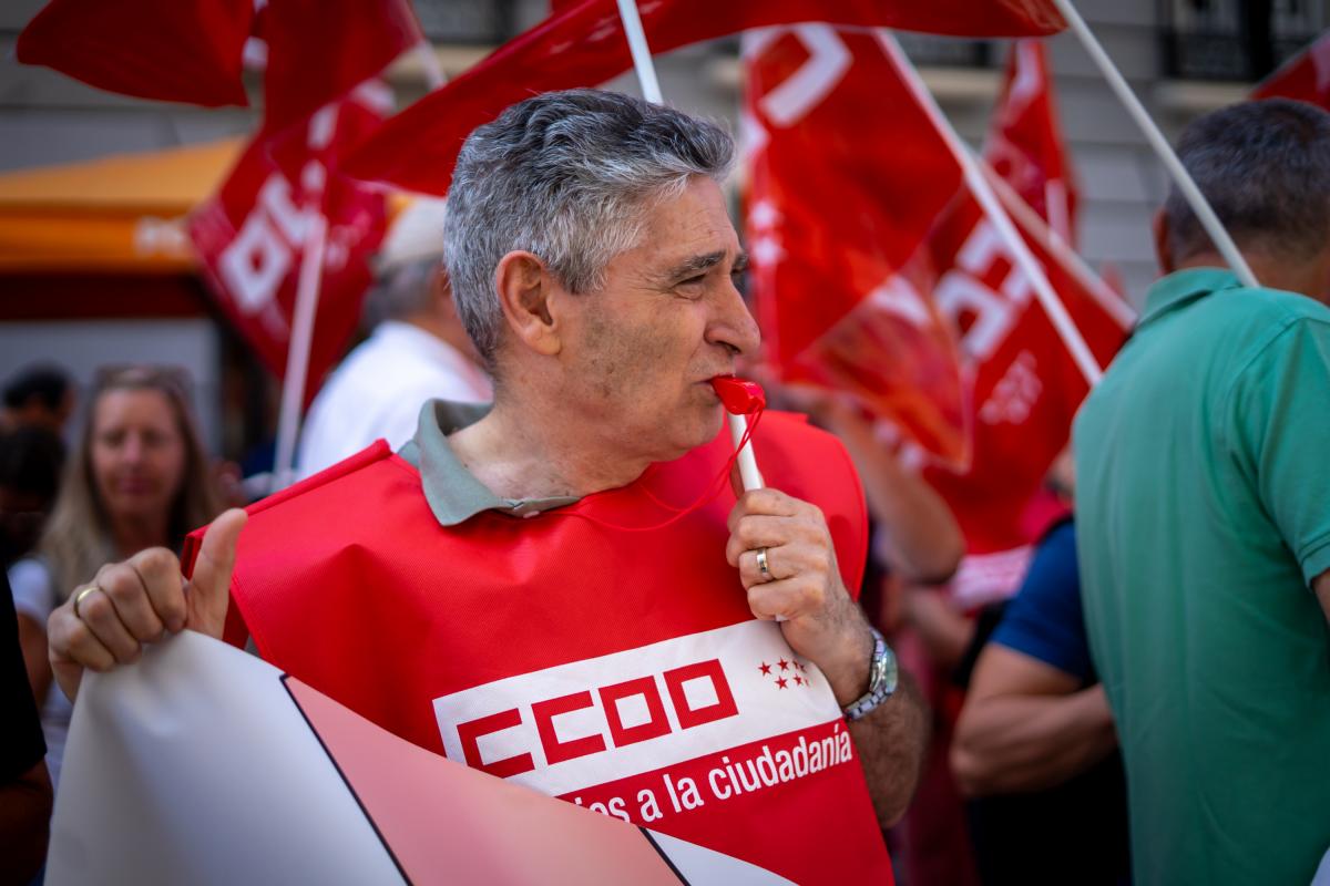 Decenas de trabajadoras y trabajadores públicos en la concentración del 25 de junio de 2025 ante el Ministerio de Hacienda para exigir al Gobierno que cumpla los acuerdos en la Administración General del Estado