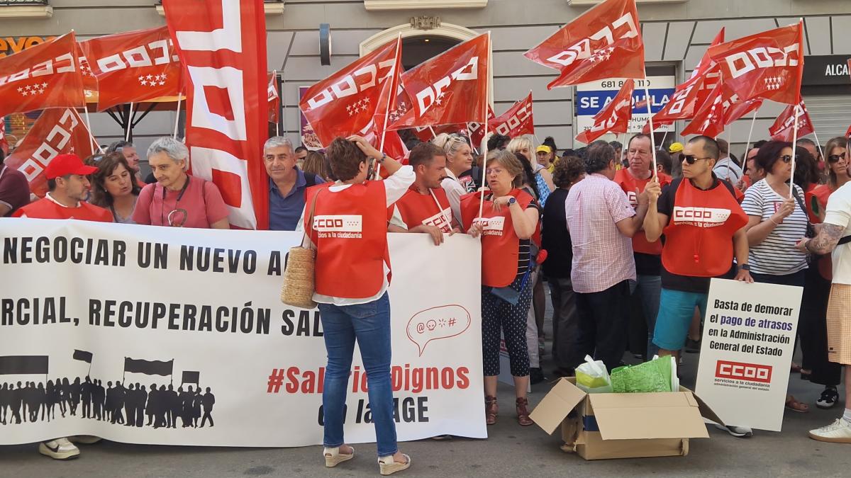 Decenas de trabajadoras y trabajadores públicos en la concentración del 25 de junio de 2025 ante el Ministerio de Hacienda para exigir al Gobierno que cumpla los acuerdos en la Administración General del Estado
